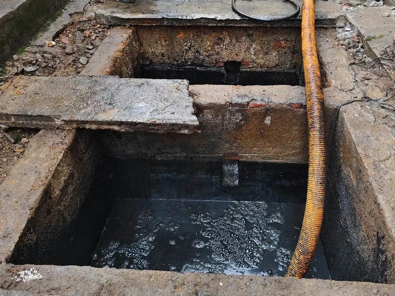 边城清理化粪池